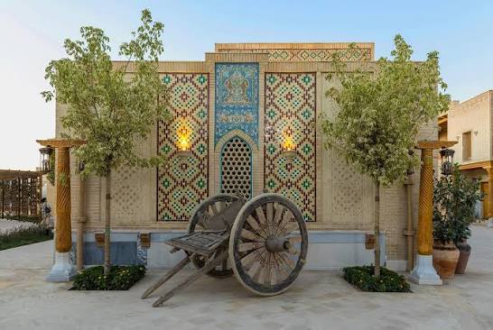 Архитектурный фасад с орнаментом