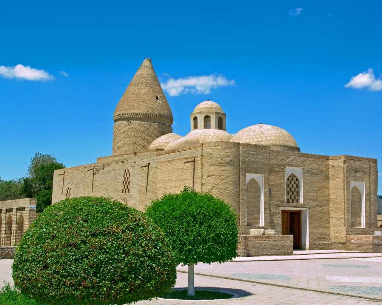 Светлая архитектура и открытое небо